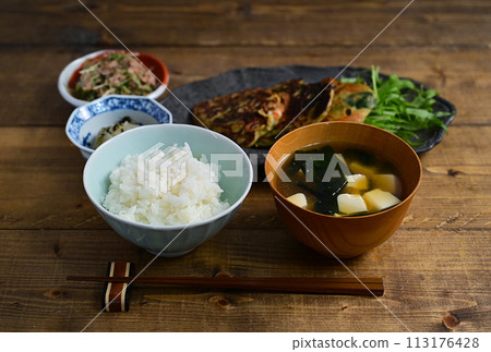 One soup and two dishes: Oyaki with white dressing and mizuna salad 113176428