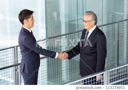 兩位商人握手 113178951