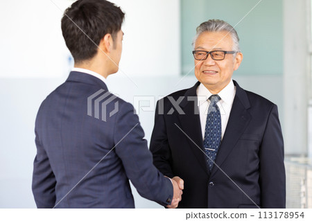 Two businessmen shaking hands 113178954