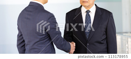 兩個商人握手，沒有臉孔 113178955