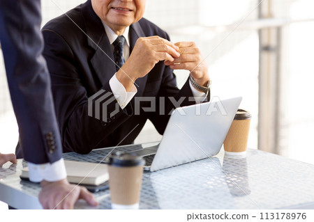 企業老闆下屬便攜式計算機在手邊 113178976