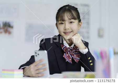 手拿智慧型手機學習的女學生的肖像 113179278