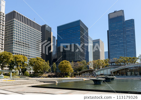 從皇居御苑、摩天大樓、和田倉噴泉公園看到的風景 從皇居御苑、摩天大樓、和田倉噴泉公園看到的風景 113179326