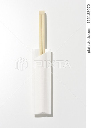 Photographing disposable chopsticks against a white background 113182070