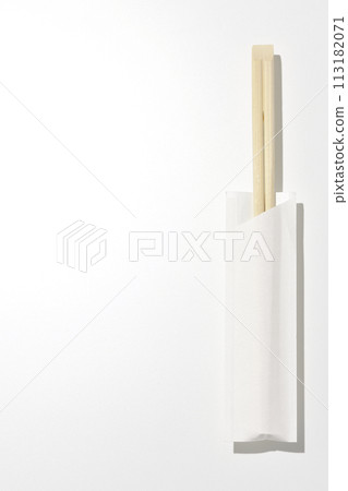 Photographing disposable chopsticks against a white background Photographing disposable chopsticks against a white background 113182071