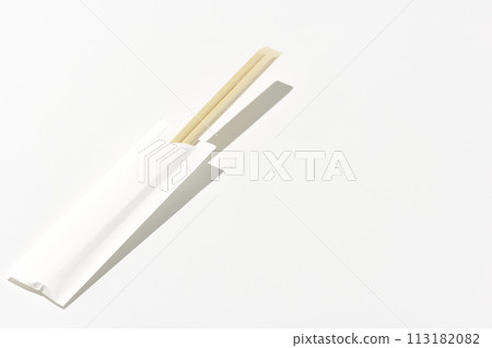 Photographing disposable chopsticks against a white background 113182082