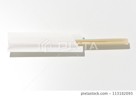 在白色背景下拍攝一次性筷子 113182093