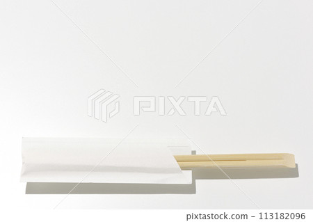 Photographing disposable chopsticks against a white background Photographing disposable chopsticks against a white background 113182096