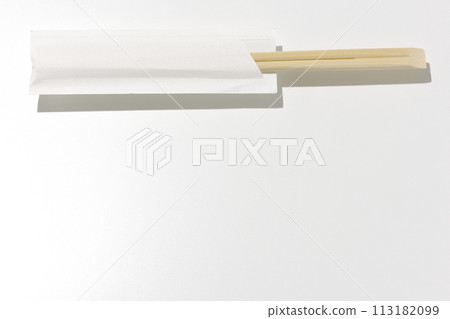 Photographing disposable chopsticks against a white background 113182099