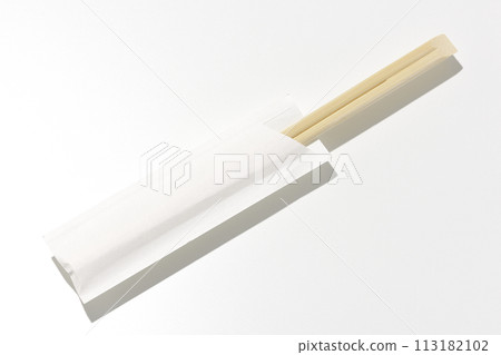 在白色背景下拍攝一次性筷子 在白色背景下拍攝一次性筷子 113182102