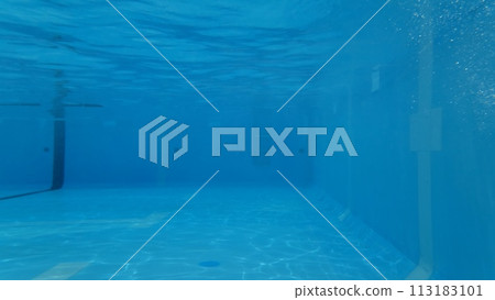 Underwater in the pool 113183101