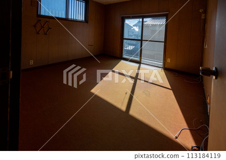 整理好物品並搬出物品後,光線射入空蕩蕩的房間,形成陰影。 整理好物品並搬出物品後,光線射入空蕩蕩的房間,形成陰影。 113184119