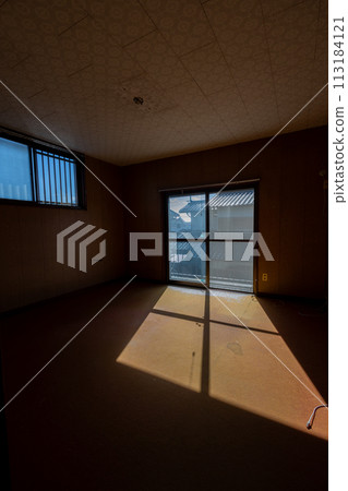 整理好物品並搬出物品後，光線射入空蕩蕩的房間，形成陰影。 113184121