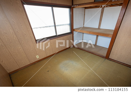 The room and closet are now empty after organizing the belongings and carrying out all the belongings. The room and closet are now empty after organizing the belongings and carrying out all the belongings. 113184155