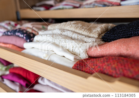 老婦人的衣服折疊整齊，存放在抽屜裡 113184305