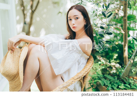 年輕女性的度假形象 113184481