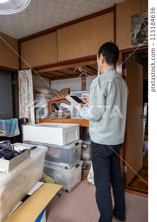 我正在讓承包商評估在我父母家購買不需要的物品。 113184636