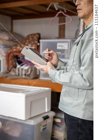 我正在讓承包商評估在我父母家購買不需要的物品。 我正在讓承包商評估在我父母家購買不需要的物品。 113184637