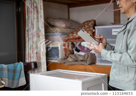 I'm closing down my parents' house and having a dealer appraise my unwanted items. 113184653