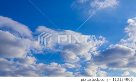 許多雲彩在藍天中流動 113184906