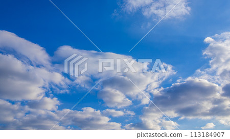 許多雲彩在藍天中流動 113184907