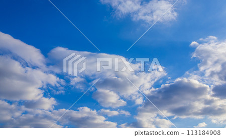許多雲彩在藍天中流動 113184908