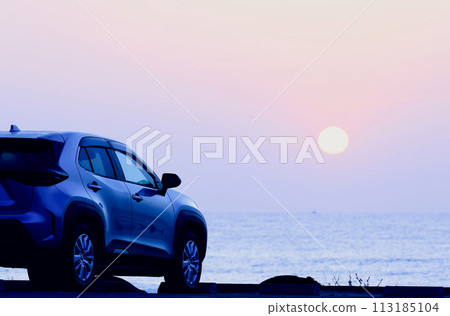 汽車剪影和日出 113185104