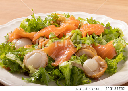 Smoked salmon and scallop salad 113185762