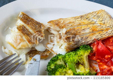 炒鯛魚和蔬菜 113185800