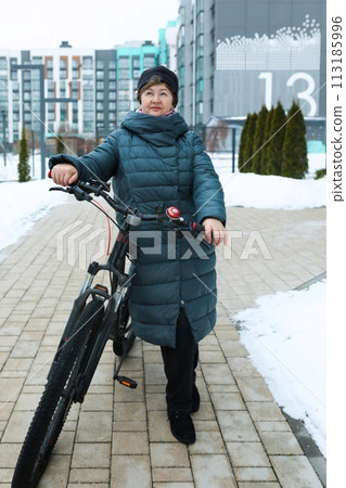 Mature European woman extends longevity and rides a bicycle 113185996