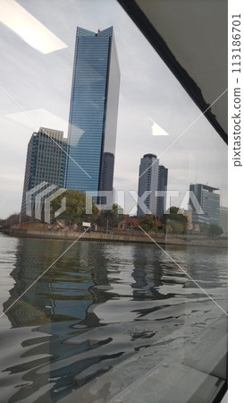 從河上看到的建築物 從河上看到的建築物 113186701