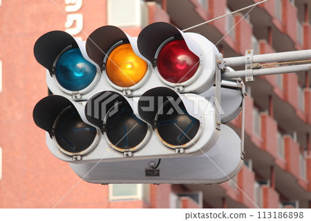 yellow traffic lights in the city 113186898