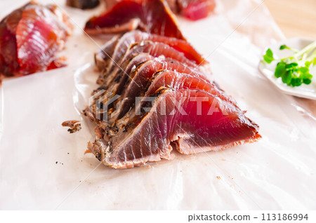 Seared bonito 113186994