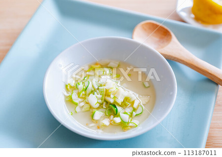 Making salted lemon sauce 113187011