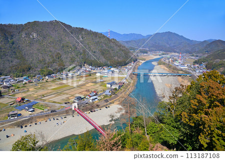 [岐阜縣] 從小倉公園（小倉山城跡）展望台眺望美濃市、長良川和山脈 113187108