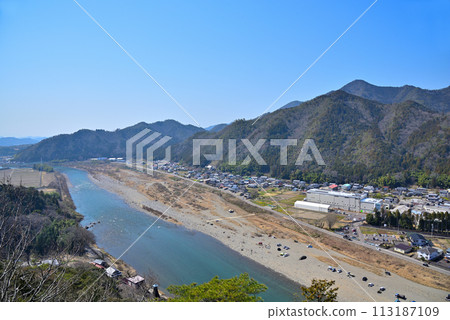 [岐阜縣] 從小倉公園（小倉山城跡）展望台眺望美濃市、長良川和山脈 113187109