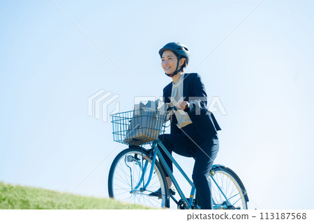 騎自行車上下班的中年婦女 騎自行車上下班的中年婦女 113187568