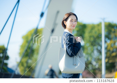 注視著天空的女商人 注視著天空的女商人 113187628