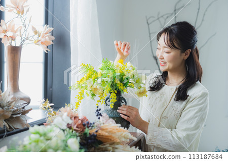 有花的佈置的一名婦女 有花的佈置的一名婦女 113187684