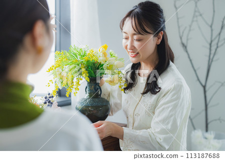 有花的佈置的一名婦女 113187688