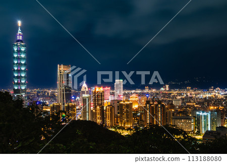 台灣台北101及信義新城摩天大樓夜景 台灣台北101及信義新城摩天大樓夜景 113188080