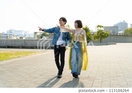 一對夫婦散步 一對夫婦散步 113188264
