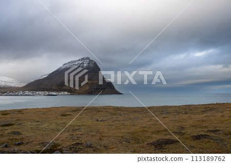Atlantic ocean coast and mountains, Westfjords, Iceland 113189762