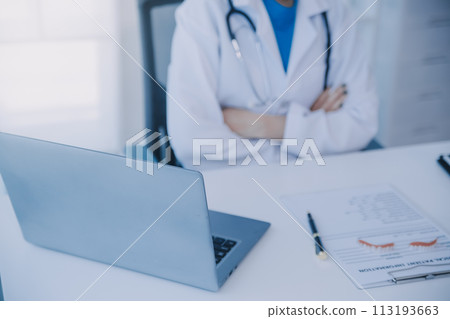 Team of doctors and dentists talking and working health care talk medical conference concept online consultant 113193663