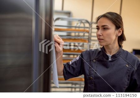 Woman professional baker posing at her workplace 113194150