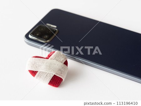 Smartphone and hurt heart consultation SNS Smartphone and hurt heart consultation SNS 113196410