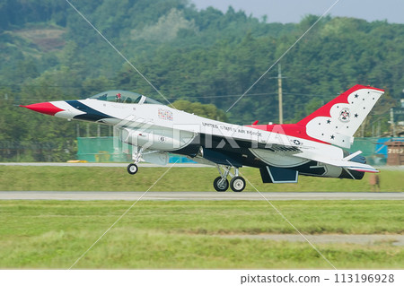 U.S. Air Force aerobatic team "Thunderbirds" landing U.S. Air Force aerobatic team "Thunderbirds" landing 113196928