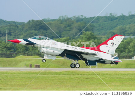 美國空軍「雷鳥」特技飛行表演隊起降 113196929