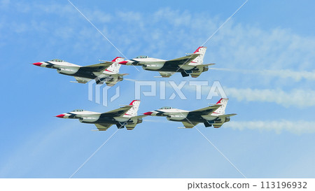 U.S. Air Force aerobatic team "Thunderbirds" pitch-up break 113196932