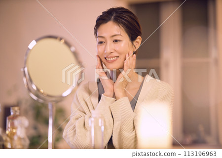 中年婦女夜間護膚 113196963